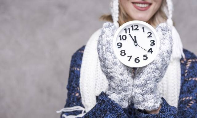 Zmiana czasu na zimowy już niedługo. Jak ją przetrwać i czuć się dobrze? Wypróbuj 5 wskazówek na wyregulowanie zegara biologicznego