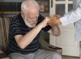Objawy choroby Alzheimera widać na stopach. Tak poznasz, że rozwija się demencja. Wczesne wykrycie to lepsze możliwości terapii