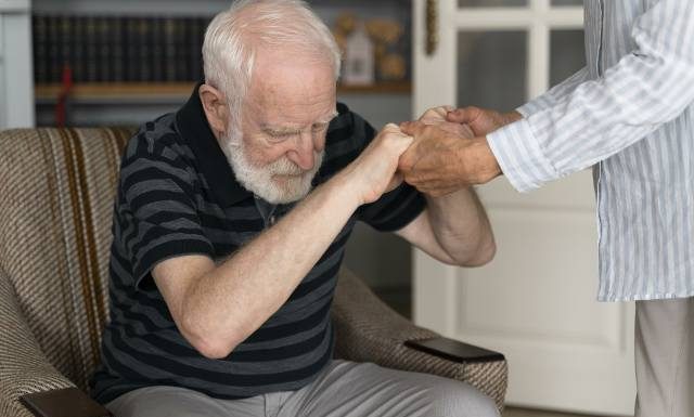 Objawy choroby Alzheimera widać na stopach. Tak poznasz, że rozwija się demencja. Wczesne wykrycie to lepsze możliwości terapii