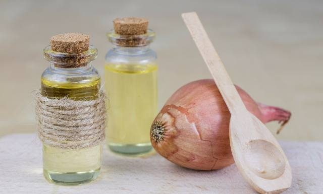 Na kaszel i przeziębienie wypij syrop z cebuli. Przepis nie może być prostszy. Ten antybiotyk w płynie pomoże też na katar i ból gardła