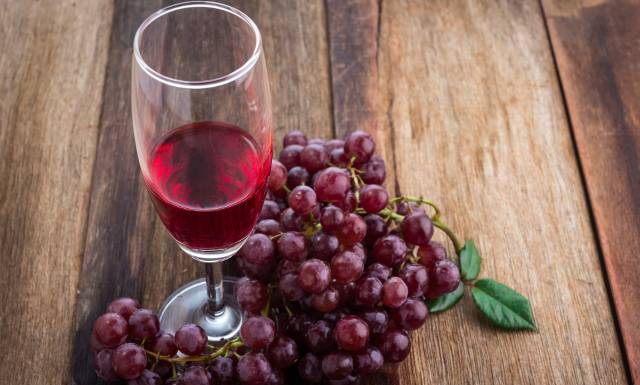 Na lepsze krążenie i odporność zrób domową nalewkę z winogron. Zbierz kiście albo kup na targu i wybierz rodzaj przepisu na zimę