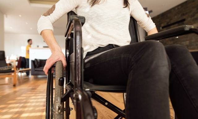 Nastolatkowie z niepełnosprawnością mieli stracić świadczenia z końcem września. Zmiana przepisów zachowa ważność orzeczeń