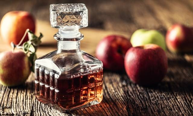 Na objawy astmatyczne i wysoki cholesterol weź soczyste jabłka i zamień w nalewkę. Leczniczy trunek wspomaga też krążenie