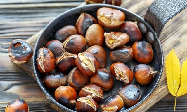 Te kasztany można jeść. Przygotujesz z nich pyszną i zdrową przekąskę. Gdzie je kupić i jak przyrządzić pieczone kasztany?