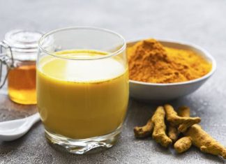Weź z kuchennej szafki i wsyp do wody. Napój poprawi odporność, pomoże w odchudzaniu i odmłodzi. Wystarczy pół łyżeczki dziennie