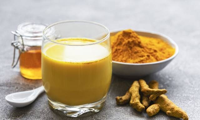 Weź z kuchennej szafki i wsyp do wody. Napój poprawi odporność, pomoże w odchudzaniu i odmłodzi. Wystarczy pół łyżeczki dziennie