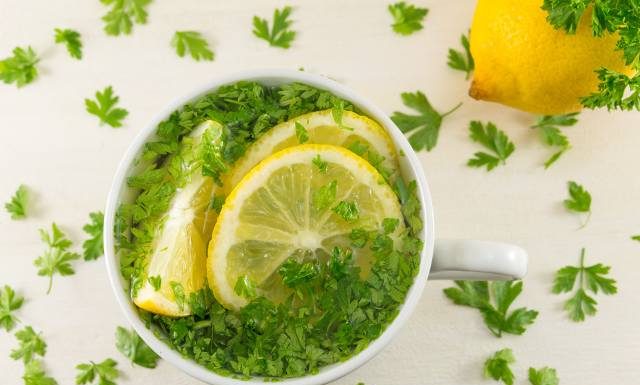 5 powodów, dla których warto pić napar z pietruszki. Jest polecany na anemię, wysoki cukier i kamienie nerkowe. Sprawdź, kto nie może go pić