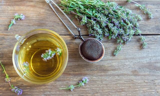 Napar na przeziębienie i zaparcia. Działa jak syrop wykrztuśny z apteki na suchy kaszel, wspomaga trawienie. Wypróbuj przepis na herbatkę