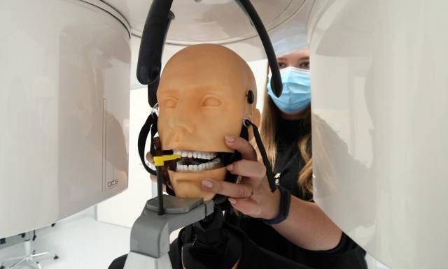 W tej klinice we Wrocławiu zęby wyleczysz za darmo „na NFZ” lub za niewielką opłatą. Tu plomby zakładają studenci