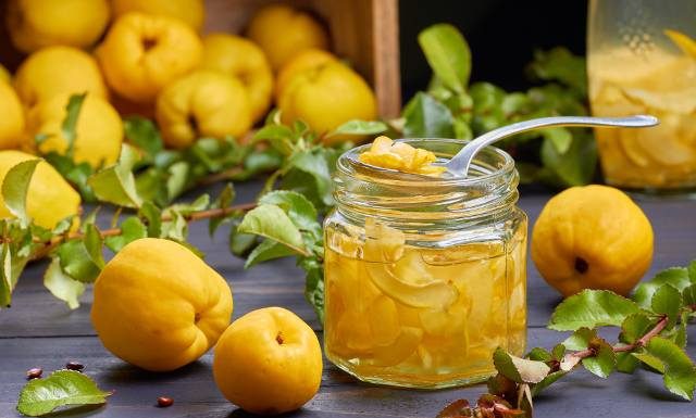 Nie wiesz, co zrobić z pigwy? Podpowiem ci! Oto dziecinnie prosty przepis na syrop na zimę. Wystarczą 2 składniki i 48 godzin