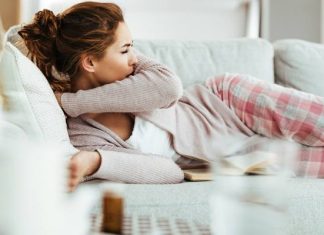 Kaszel może trwać nawet kilka miesięcy. To krztusiec czy grypa? Objawy choroby można pomylić też z przeziębieniem. Jak przebiega koklusz?