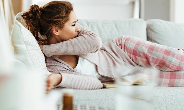 Kaszel może trwać nawet kilka miesięcy. To krztusiec czy grypa? Objawy choroby można pomylić też z przeziębieniem. Jak przebiega koklusz?