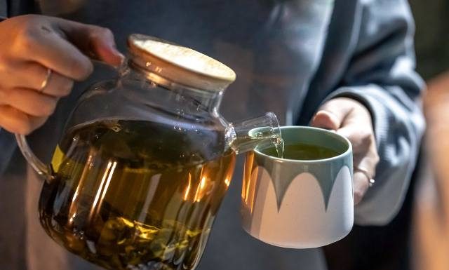 Co pić przed snem? 7 napojów, które warto pić wieczorem. Sprawdź, jakich napojów unikać przed pójściem spać