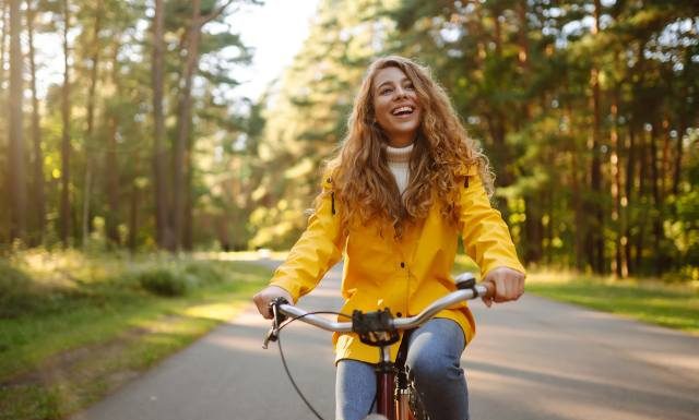 Chcesz schudnąć i żyć dłużej? Wsiadaj na rower. Pozytywne efekty już po godzinie. Oto 9 korzyści zdrowotnych z jazdy na rowerze