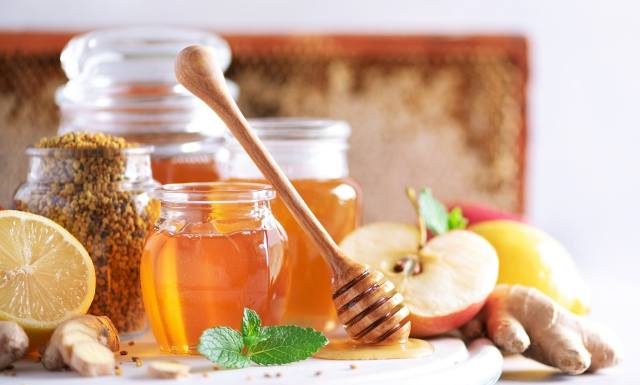 Domowa mikstura postawi cię na nogi. Na przeziębienie i grypę przygotuj naturalny antybiotyk w syropie. Zobacz przepisy