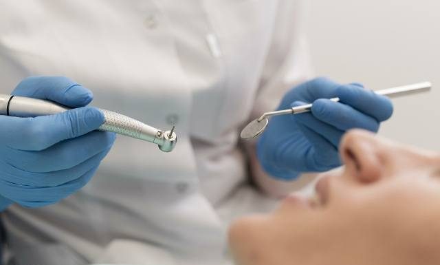 Problem z czarnymi plombami z amalgamatu. Trudności pacjentów u stomatologów na NFZ związane z toksyczną rtęcią