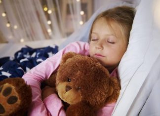 Ekspert radzi jak zadbać o zdrowy sen dziecka. Odpowiednia zabawa może poprawić jakość snu malucha i wzmocnić jego kreatywność