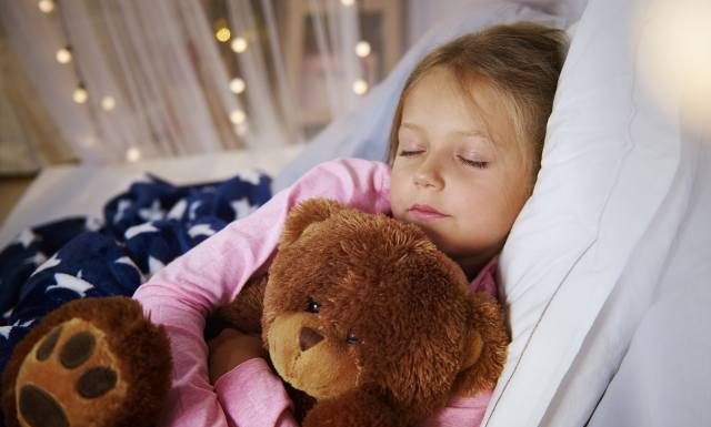 Ekspert radzi jak zadbać o zdrowy sen dziecka. Odpowiednia zabawa może poprawić jakość snu malucha i wzmocnić jego kreatywność