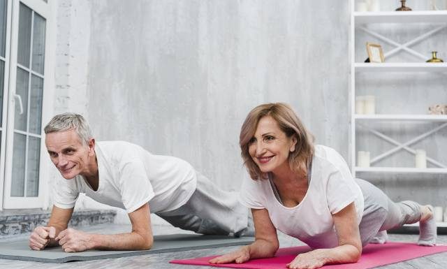 Nic nie działa na ból pleców? Pomogą ćwiczenia! Zobacz, które najlepiej robić w domu, a których unikać