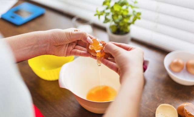 Ile jajek można jeść dziennie, a ile tygodniowo? Poznaj zdanie ekspertów na ten temat. Zobacz, jak przygotować je smacznie i zdrowo
