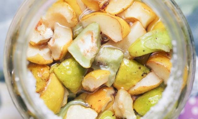 Masz dużo owoców i nie wiesz co zrobić z pigwy? Mam dla ciebie podpowiedź. Wypróbuj ten dziecinnie prosty przepis na syrop na zimę