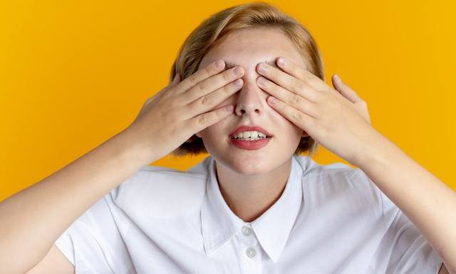 Chcesz lepiej widzieć? Ćwicz oczy! To pomaga na zmęczenie wzroku i sprawia, że dłużej jest dobry. Te ćwiczenia są polecane w każdym wieku