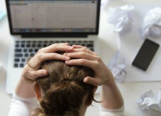 Jak żyć w czasach przeciążenia mózgu? O negatywnych skutkach przebodźcowania mówi psychiatra i podpowiada, jak zadbać o zdrowie psychiczne