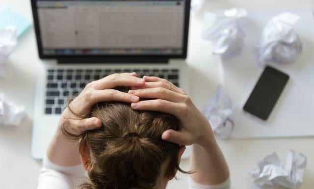 Jak żyć w czasach przeciążenia mózgu? O negatywnych skutkach przebodźcowania mówi psychiatra i podpowiada, jak zadbać o zdrowie psychiczne