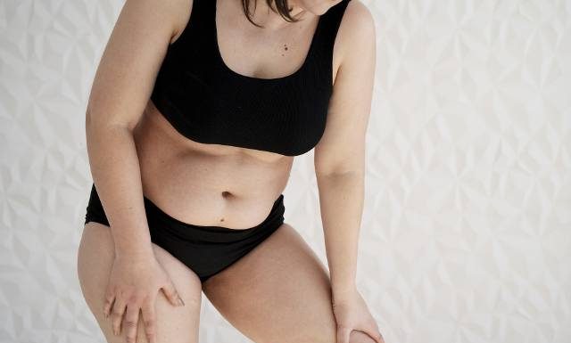 Tak zrzucisz brzuszek. Zobacz, jakie wybrać ćwiczenia na płaski brzuch i jak przyspieszyć spalaniu tłuszczu wokół talii