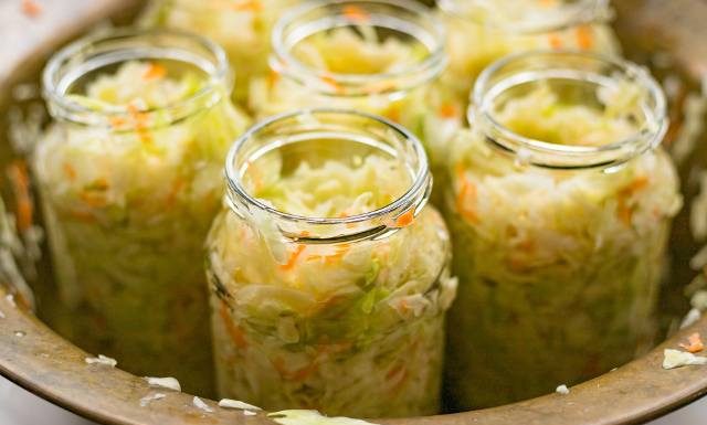 W ten sposób zawsze kiszę kapustę. Domowa jest najzdrowsza i najsmaczniejsza, ale trzeba pamiętać o kilku ważnych rzeczach