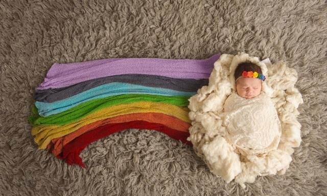 Tęczowe dziecko to wyjątkowy dar dla rodziców. Niesie ze sobą nadzieję i radość przez łzy. Co to znaczy być tęczowym dzieckiem?