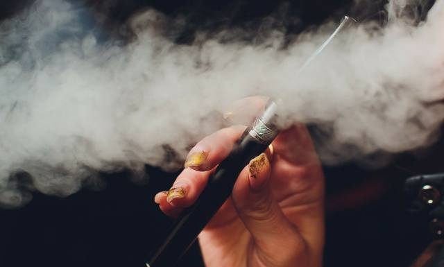 Dla 90 proc. uczniów źródłem nikotyny są e-papierosy. Wśród nastolatków nasila się niebezpieczne zjawisko podwójnego palenia