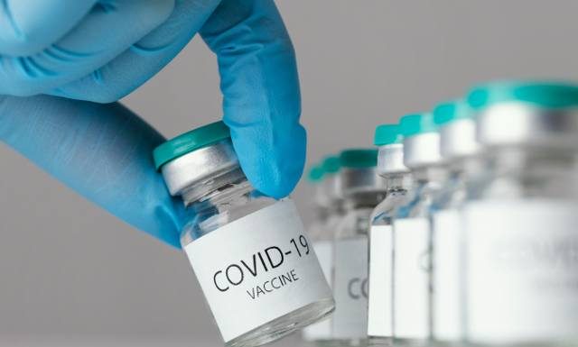 Ministerstwo Zdrowia: nie będzie opóźnień w dostawie szczepionek przeciwko COVID-19. Czy za szczepienie na koronawirusa trzeba zapłacić?