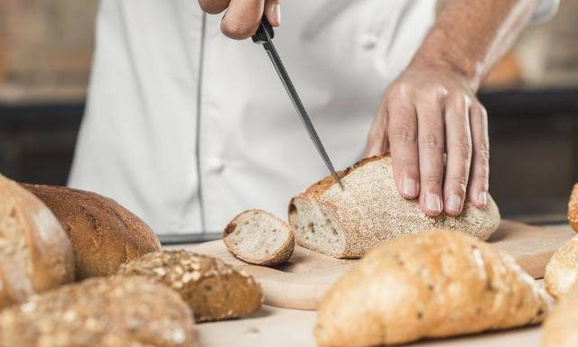 Chleb tuczy, a białe bułki to samo zło? 5 mitów na temat pieczywa. Czy w każdy z nich można wierzyć?