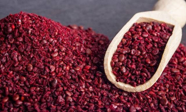 Ta przyprawa ożywi kolor i smak twoich dań. Sumak pasuje niemal do wszystkiego! Spróbuj koniecznie, jeśli znudziły ci się tradycyjne dodatki