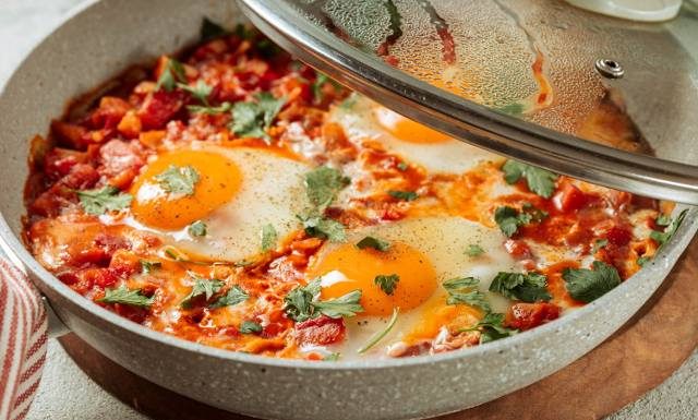 Szakszuka to zdrowe i pożywne śniadanie. Bliskowschodnie danie i z pomidorami i jajkami to zdrowy posiłek