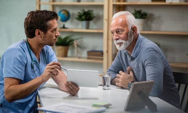 Jak mężczyzna przechodzi andropauzę? Te objawy mogą towarzyszyć męskiej menopauzie. Sprawdź, w jakim wieku występuje i na co się przygotować