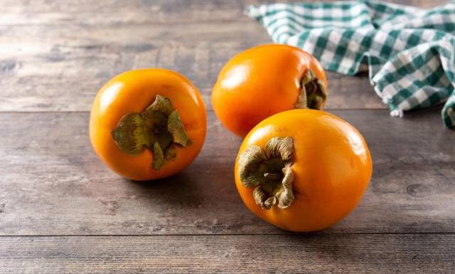 Kaki, chińska śliwka, persymona to ten sam owoc. Jak go jeść i kto powinien go unikać? Zobacz, co daje jedzenie kaki