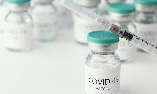 Na COVID-19 zaszczepisz się sezonowo jak na grypę. Rozpoczęło się wystawianie skierowań na bezpłatne szczepienia. Sprawdź, jak się zapisać