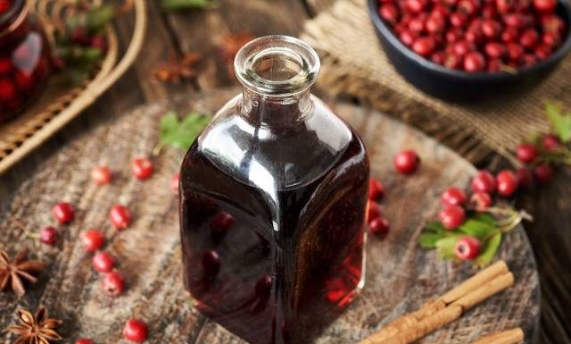 Tak zrobisz nasercowy tonik. Zbierz głóg i przygotuj leczniczą nalewkę z tych dzikich owoców. Pomaga też na nerwicę i alergię