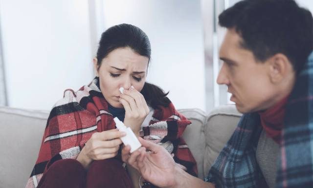 Każdy choruje na to nawet kilka razy w roku. Infekcję można przechodzić lżej! Zobacz, jak leczyć przeziębienie i jak odróżnić je od grypy