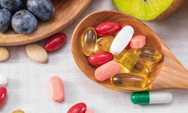 Suplementy zamiast terapii choroby? Eksperci mówią „NIE” twierdzeniom Jerzego Zięby. Wspólny sprzeciw MZ, RPP i lekarzy onkologów