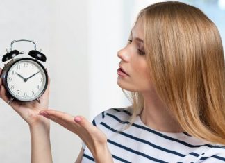 Zmiana czasu na zimowy już w ten weekend. Jaki ma wpływ na zdrowie? Wypróbuj 5 wskazówek na lepsze samopoczucie po przestawieniu zegara