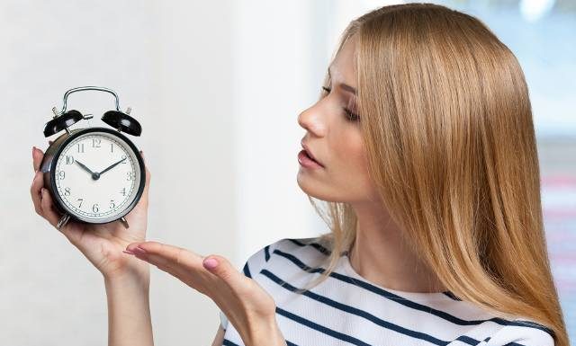 Zmiana czasu na zimowy już w ten weekend. Jaki ma wpływ na zdrowie? Wypróbuj 5 wskazówek na lepsze samopoczucie po przestawieniu zegara