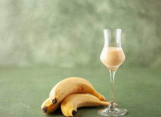 Domowy likier bananowy zrobisz z owoców ze spirytusem. Sprawdź fantastyczny aromat i cenne właściwości nalewki