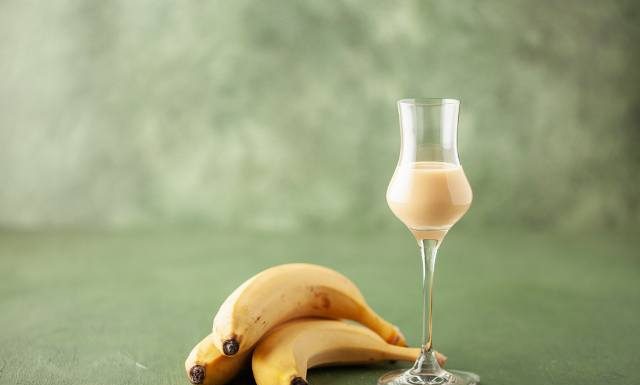 Domowy likier bananowy zrobisz z owoców ze spirytusem. Sprawdź fantastyczny aromat i cenne właściwości nalewki