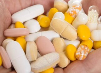 Bierzesz antybiotyk? Możesz sobie zaszkodzić. Jakie są skutki uboczne antybiotykoterapii oraz jak oddziałuje ona na organizm?