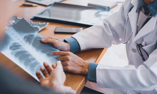 Jakie są objawy zapalenia płuc? U dorosłych i dzieci mogą być inne. Nie dopuść do rozwoju groźnych powikłań