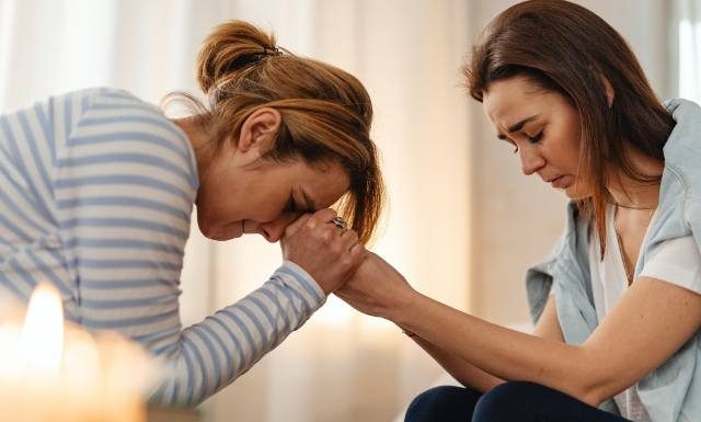 Jak sobie radzić ze śmiercią bliskich? Etapy i długość żałoby. Jak pomóc osobie opłakującej stratę i rozpoznać żałobę powikłaną?