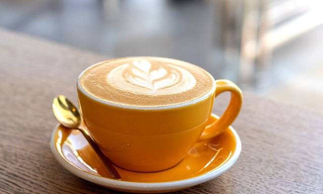 Ta kawa szybko cię obudzi. Wspomaga odporność, trawienie i poprawia nastrój. Dodaj ten składnik, a będziesz ją pić codziennie